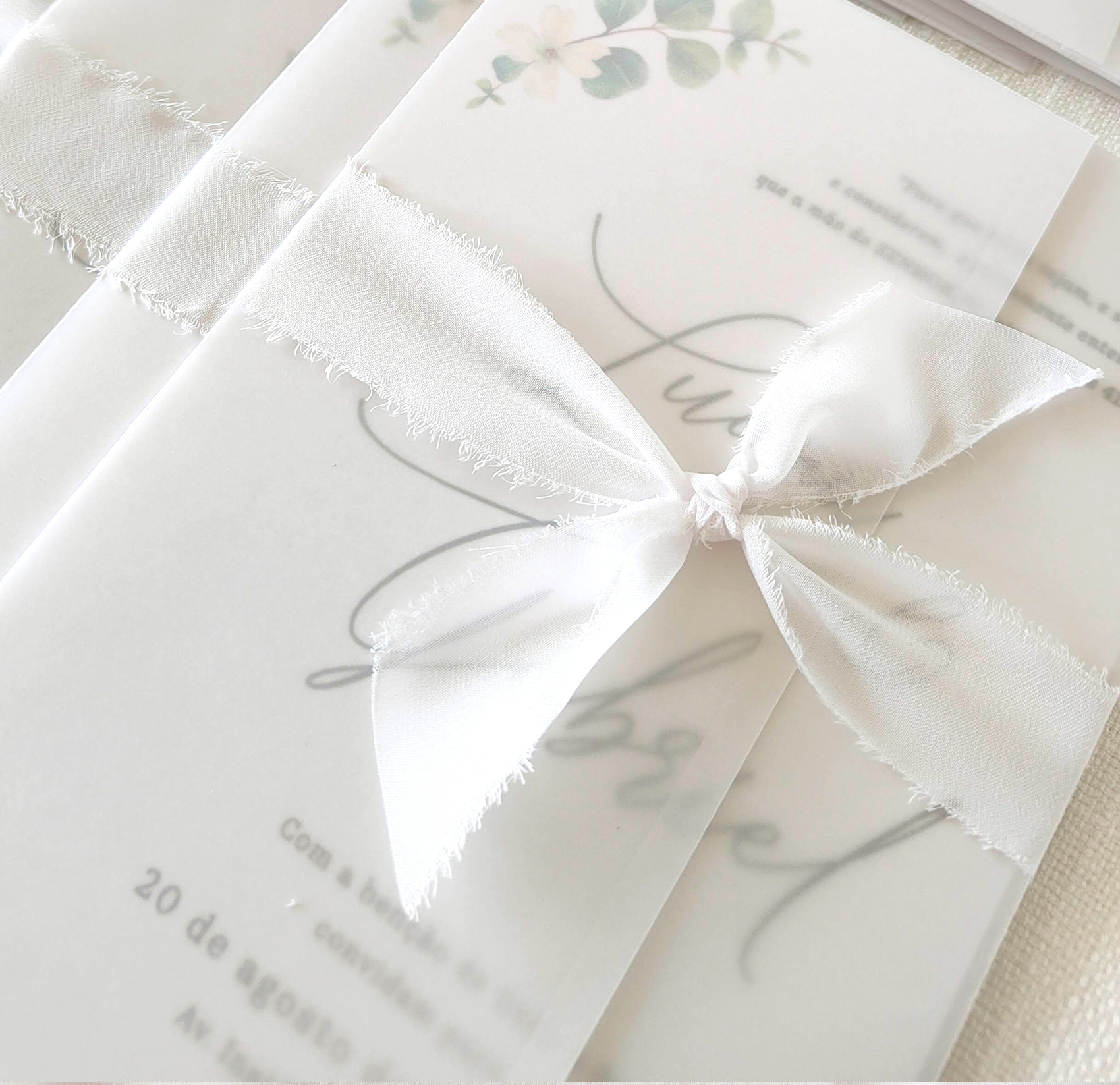 Convite de casamento branco minimalista com fita de tecido