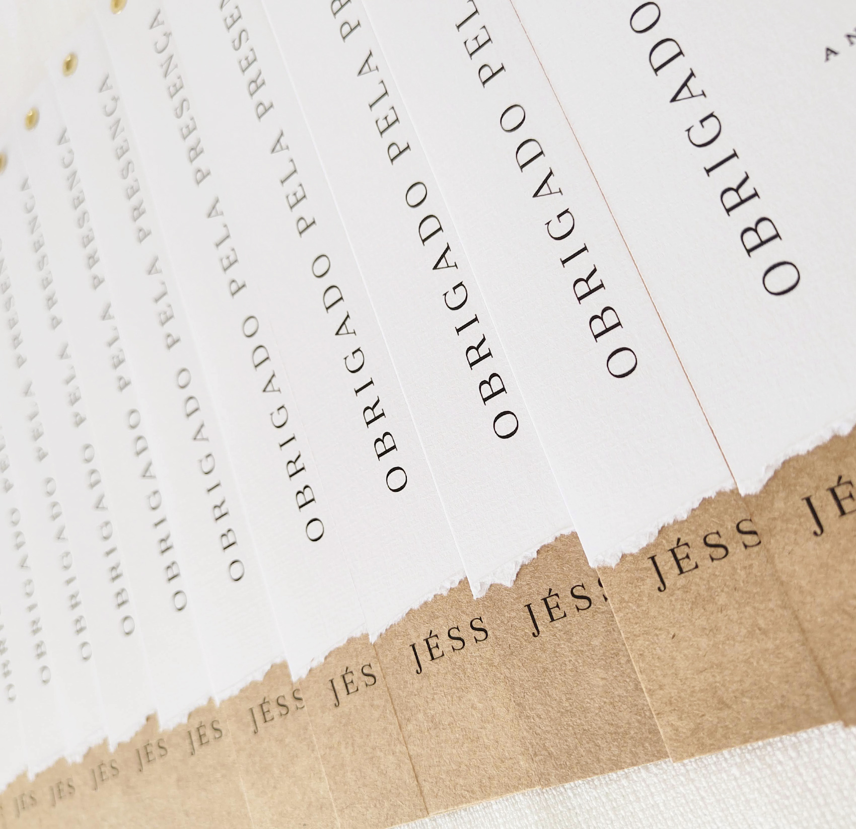 Menus de casamento com agradecimentos e papel rasgado